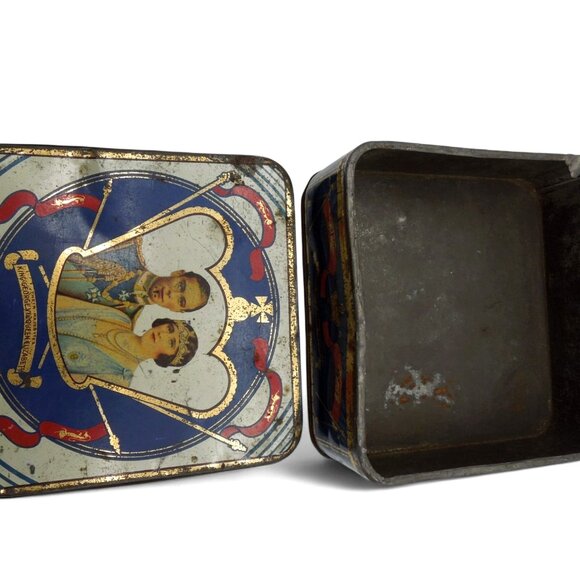 BRITANNIA Biscuits Tin Royal Portraits & Crest Decor Rare Vintage 6.2 x 6.2" - Picture 8 of 10
